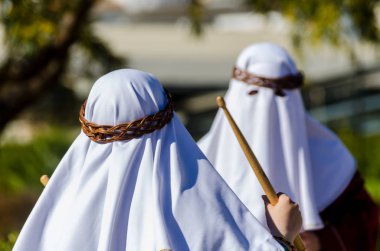 Velez Malaga, İspanya - 27 Mart 2018 insanlar geçit töreninde kutsal hafta İspanyol bir şehirde, Paskalya katılan