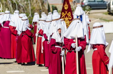 Velez Malaga, İspanya - 27 Mart 2018 insanlar geçit töreninde kutsal hafta İspanyol bir şehirde, Paskalya katılan