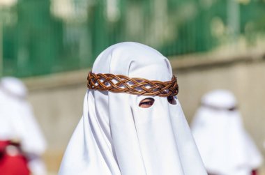 Velez Malaga, İspanya - 27 Mart 2018 insanlar geçit töreninde kutsal hafta İspanyol bir şehirde, Paskalya katılan