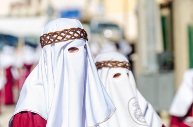 Velez Malaga, İspanya - 27 Mart 2018 insanlar geçit töreninde kutsal hafta İspanyol bir şehirde, Paskalya katılan