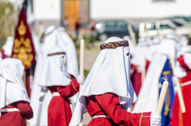 Velez Malaga, İspanya - 27 Mart 2018 insanlar geçit töreninde kutsal hafta İspanyol bir şehirde, Paskalya katılan