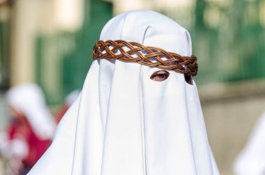 Velez Malaga, İspanya - 27 Mart 2018 insanlar geçit töreninde kutsal hafta İspanyol bir şehirde, Paskalya katılan