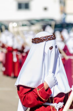Velez Malaga, İspanya - 27 Mart 2018 insanlar geçit töreninde kutsal hafta İspanyol bir şehirde, Paskalya katılan