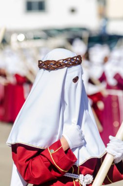 Velez Malaga, İspanya - 27 Mart 2018 insanlar geçit töreninde kutsal hafta İspanyol bir şehirde, Paskalya katılan