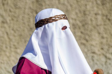 Velez Malaga, İspanya - 27 Mart 2018 insanlar geçit töreninde kutsal hafta İspanyol bir şehirde, Paskalya katılan