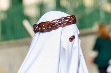 Velez Malaga, İspanya - 27 Mart 2018 insanlar geçit töreninde kutsal hafta İspanyol bir şehirde, Paskalya katılan