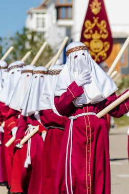 Velez Malaga, İspanya - 27 Mart 2018 insanlar geçit töreninde kutsal hafta İspanyol bir şehirde, Paskalya katılan