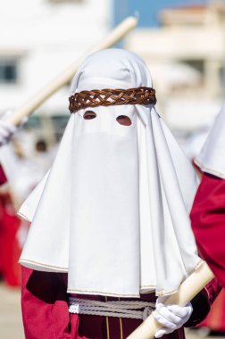 Velez Malaga, İspanya - 27 Mart 2018 insanlar geçit töreninde kutsal hafta İspanyol bir şehirde, Paskalya katılan