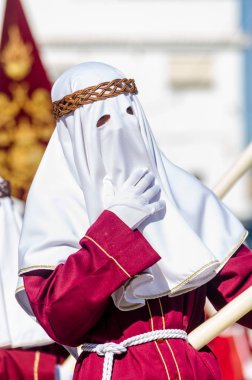 Velez Malaga, İspanya - 27 Mart 2018 insanlar geçit töreninde kutsal hafta İspanyol bir şehirde, Paskalya katılan