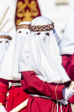 Velez Malaga, İspanya - 27 Mart 2018 insanlar geçit töreninde kutsal hafta İspanyol bir şehirde, Paskalya katılan