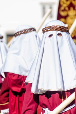 Velez Malaga, İspanya - 27 Mart 2018 insanlar geçit töreninde kutsal hafta İspanyol bir şehirde, Paskalya katılan