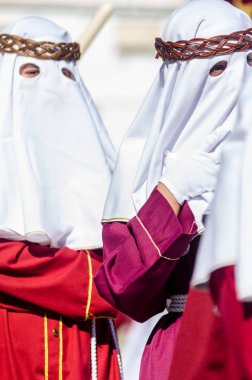 Velez Malaga, İspanya - 27 Mart 2018 insanlar geçit töreninde kutsal hafta İspanyol bir şehirde, Paskalya katılan