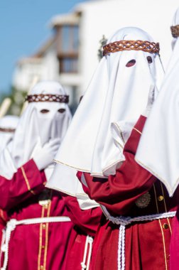 Velez Malaga, İspanya - 27 Mart 2018 insanlar geçit töreninde kutsal hafta İspanyol bir şehirde, Paskalya katılan