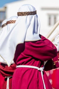 Velez Malaga, İspanya - 27 Mart 2018 insanlar geçit töreninde kutsal hafta İspanyol bir şehirde, Paskalya katılan