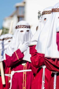 Velez Malaga, İspanya - 27 Mart 2018 insanlar geçit töreninde kutsal hafta İspanyol bir şehirde, Paskalya katılan