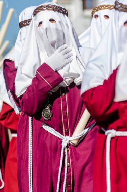 Velez Malaga, İspanya - 27 Mart 2018 insanlar geçit töreninde kutsal hafta İspanyol bir şehirde, Paskalya katılan