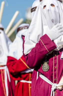 Velez Malaga, İspanya - 27 Mart 2018 insanlar geçit töreninde kutsal hafta İspanyol bir şehirde, Paskalya katılan