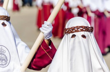 Velez Malaga, İspanya - 27 Mart 2018 insanlar geçit töreninde kutsal hafta İspanyol bir şehirde, Paskalya katılan