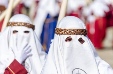 Velez Malaga, İspanya - 27 Mart 2018 insanlar geçit töreninde kutsal hafta İspanyol bir şehirde, Paskalya katılan