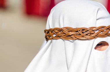 Velez Malaga, İspanya - 27 Mart 2018 insanlar geçit töreninde kutsal hafta İspanyol bir şehirde, Paskalya katılan