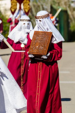 Velez Malaga, İspanya - 27 Mart 2018 insanlar geçit töreninde kutsal hafta İspanyol bir şehirde, Paskalya katılan