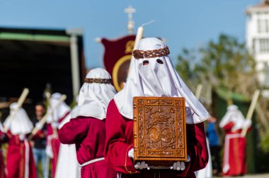 Velez Malaga, İspanya - 27 Mart 2018 insanlar geçit töreninde kutsal hafta İspanyol bir şehirde, Paskalya katılan