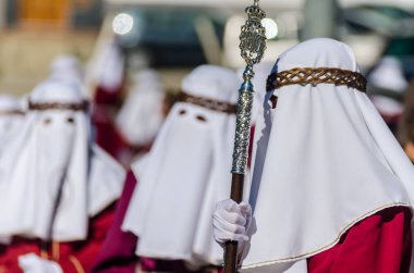 Velez Malaga, İspanya - 27 Mart 2018 insanlar geçit töreninde kutsal hafta İspanyol bir şehirde, Paskalya katılan