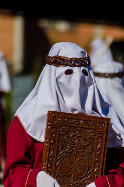 Velez Malaga, İspanya - 27 Mart 2018 insanlar geçit töreninde kutsal hafta İspanyol bir şehirde, Paskalya katılan