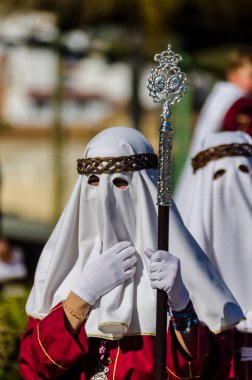 Velez Malaga, İspanya - 27 Mart 2018 insanlar geçit töreninde kutsal hafta İspanyol bir şehirde, Paskalya katılan