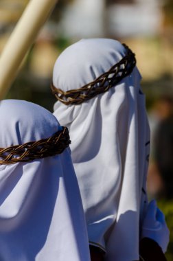 Velez Malaga, İspanya - 27 Mart 2018 insanlar geçit töreninde kutsal hafta İspanyol bir şehirde, Paskalya katılan