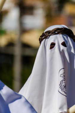 Velez Malaga, İspanya - 27 Mart 2018 insanlar geçit töreninde kutsal hafta İspanyol bir şehirde, Paskalya katılan