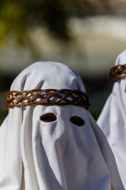 Velez Malaga, İspanya - 27 Mart 2018 insanlar geçit töreninde kutsal hafta İspanyol bir şehirde, Paskalya katılan