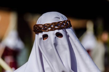 Velez Malaga, İspanya - 27 Mart 2018 insanlar geçit töreninde kutsal hafta İspanyol bir şehirde, Paskalya katılan