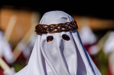 Velez Malaga, İspanya - 27 Mart 2018 insanlar geçit töreninde kutsal hafta İspanyol bir şehirde, Paskalya katılan