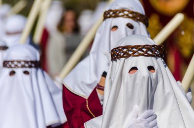 Velez Malaga, İspanya - 27 Mart 2018 insanlar geçit töreninde kutsal hafta İspanyol bir şehirde, Paskalya katılan