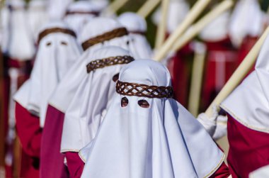 Velez Malaga, İspanya - 27 Mart 2018 insanlar geçit töreninde kutsal hafta İspanyol bir şehirde, Paskalya katılan