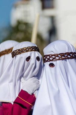 Velez Malaga, İspanya - 27 Mart 2018 insanlar geçit töreninde kutsal hafta İspanyol bir şehirde, Paskalya katılan