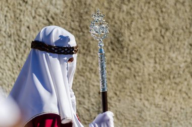 Velez Malaga, İspanya - 27 Mart 2018 insanlar geçit töreninde kutsal hafta İspanyol bir şehirde, Paskalya katılan