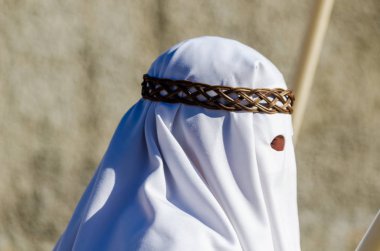 Velez Malaga, İspanya - 27 Mart 2018 insanlar geçit töreninde kutsal hafta İspanyol bir şehirde, Paskalya katılan