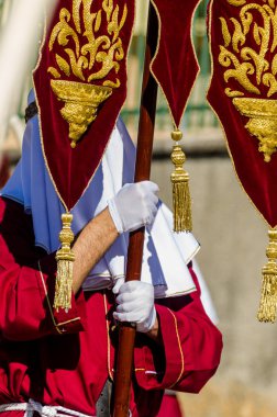 Velez Malaga, İspanya - 27 Mart 2018 insanlar geçit töreninde kutsal hafta İspanyol bir şehirde, Paskalya katılan