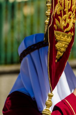 Velez Malaga, İspanya - 27 Mart 2018 insanlar geçit töreninde kutsal hafta İspanyol bir şehirde, Paskalya katılan