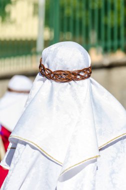 Velez Malaga, İspanya - 27 Mart 2018 insanlar geçit töreninde kutsal hafta İspanyol bir şehirde, Paskalya katılan