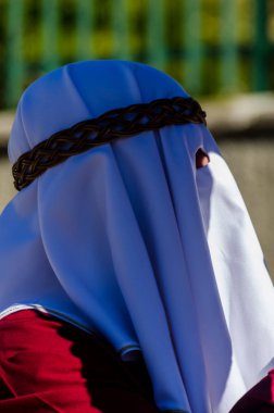 Velez Malaga, İspanya - 27 Mart 2018 insanlar geçit töreninde kutsal hafta İspanyol bir şehirde, Paskalya katılan