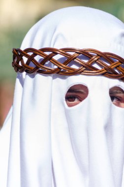 Velez Malaga, İspanya - 27 Mart 2018 insanlar geçit töreninde kutsal hafta İspanyol bir şehirde, Paskalya katılan