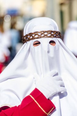 Velez Malaga, İspanya - 27 Mart 2018 insanlar geçit töreninde kutsal hafta İspanyol bir şehirde, Paskalya katılan