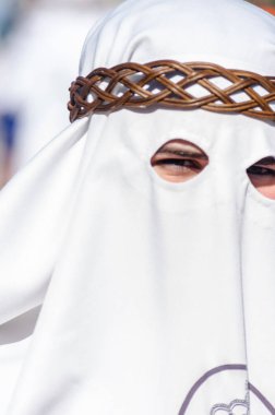 Velez Malaga, İspanya - 27 Mart 2018 insanlar geçit töreninde kutsal hafta İspanyol bir şehirde, Paskalya katılan