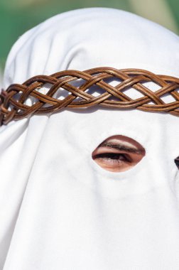 Velez Malaga, İspanya - 27 Mart 2018 insanlar geçit töreninde kutsal hafta İspanyol bir şehirde, Paskalya katılan