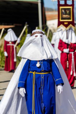 Velez Malaga, İspanya - 27 Mart 2018 insanlar geçit töreninde kutsal hafta İspanyol bir şehirde, Paskalya katılan