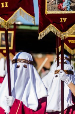 Velez Malaga, İspanya - 27 Mart 2018 insanlar geçit töreninde kutsal hafta İspanyol bir şehirde, Paskalya katılan