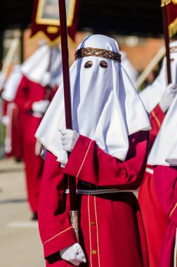 Velez Malaga, İspanya - 27 Mart 2018 insanlar geçit töreninde kutsal hafta İspanyol bir şehirde, Paskalya katılan